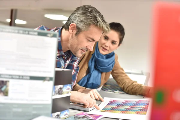 Cliente na printshop controlando o trabalho — Fotografia de Stock