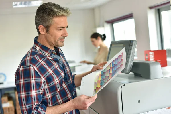 Mann programmiert Druckermaschine — Stockfoto