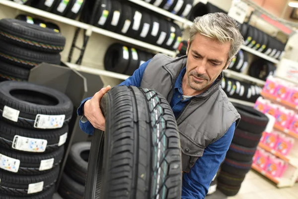 정비사 복용 새로운 타이어 — 스톡 사진