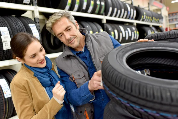 Cliente elegir neumáticos nuevos — Foto de Stock