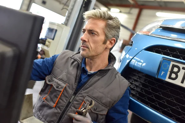 Mechanic working in workshop — Stock Photo, Image