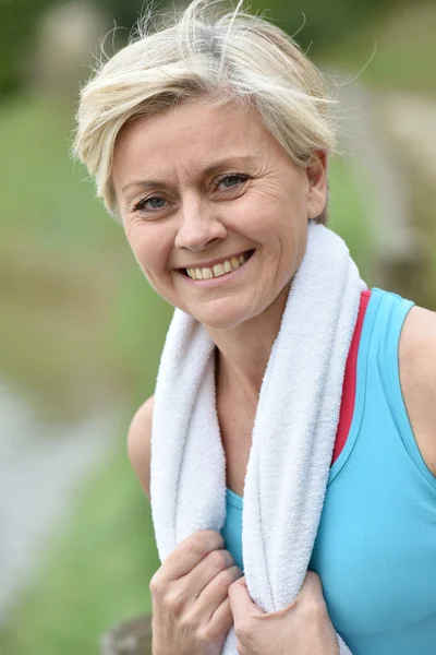 Atletické starší žena s úsměvem — Stock fotografie