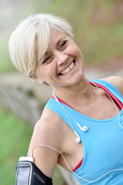 Mujer mayor después de hacer ejercicio —  Fotos de Stock