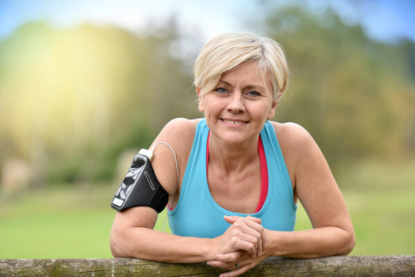 Женщина расслабляется после тренировки
