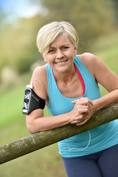 Женщина расслабляется после тренировки
