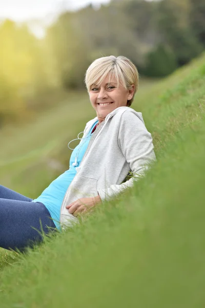 Senior vrouw ontspannen in park — Stockfoto