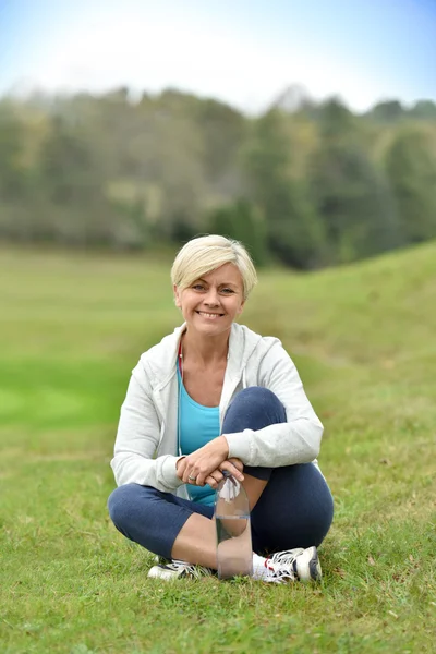 Seniorin entspannt sich draußen — Stockfoto