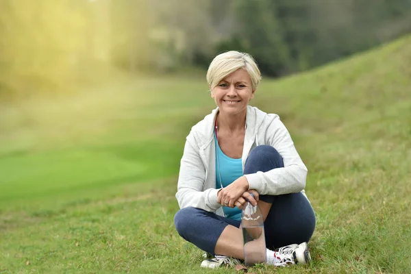 Seniorin entspannt sich draußen — Stockfoto