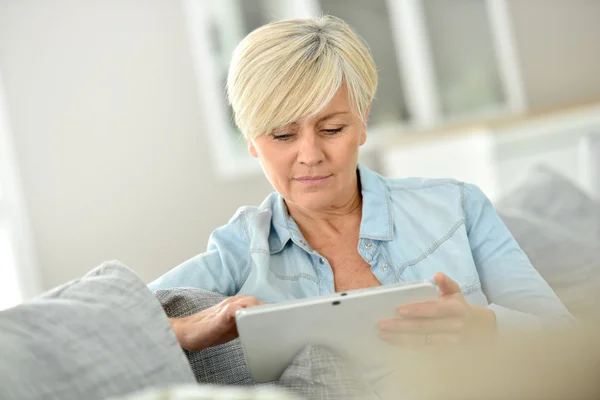 Woman websurfing on digital tablet — Stock Photo, Image