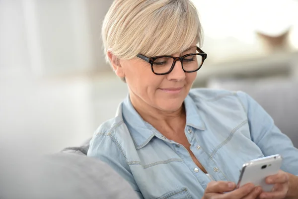 Mujer enviando mensaje de texto — Foto de Stock
