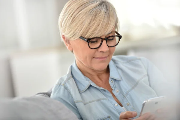 Nő, szemüvegek, szöveges üzenet küldése — Stock Fotó