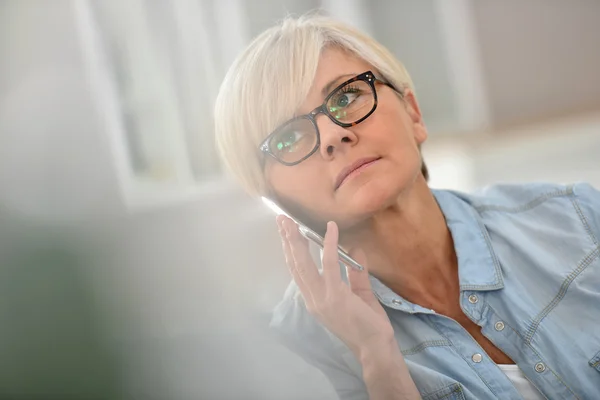 Žena mluví na mobilním telefonu — Stock fotografie