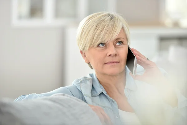 Mujer hablando por teléfono móvil — Foto de Stock