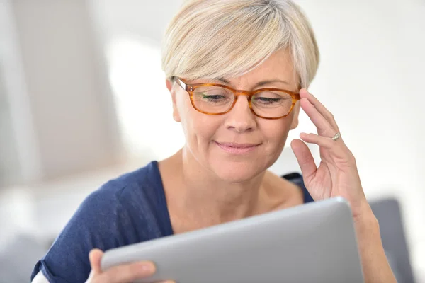 Mulher navegando em tablet digital — Fotografia de Stock