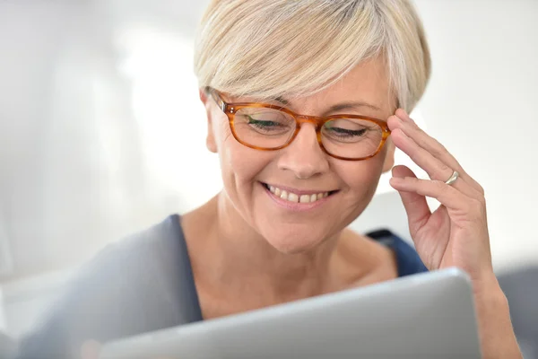 Vrouw browsen op digitale Tablet PC — Stockfoto