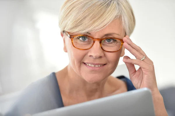 Žena na digitálním tabletu — Stock fotografie