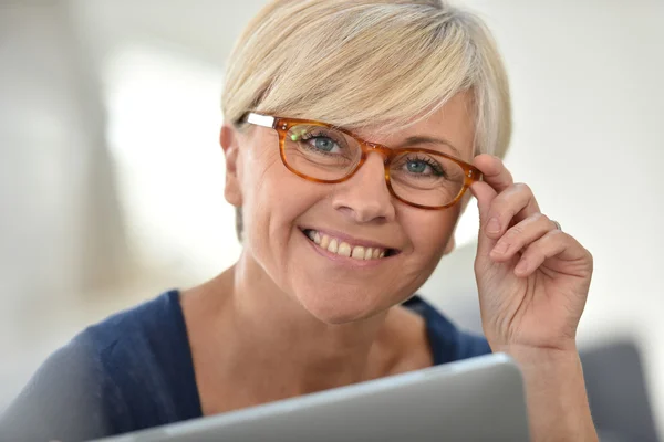 Vrouw browsen op digitale Tablet PC — Stockfoto