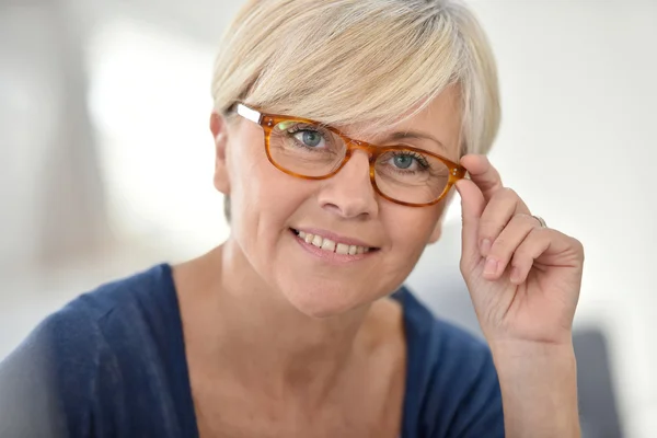 Senior vrouw met bril op — Stockfoto