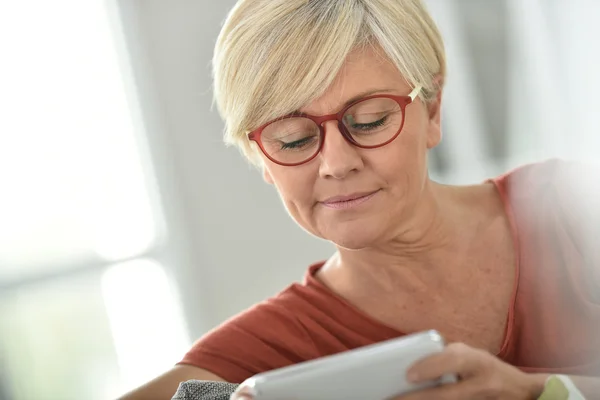 Woman  websurfing on smartphone — Stock Photo, Image