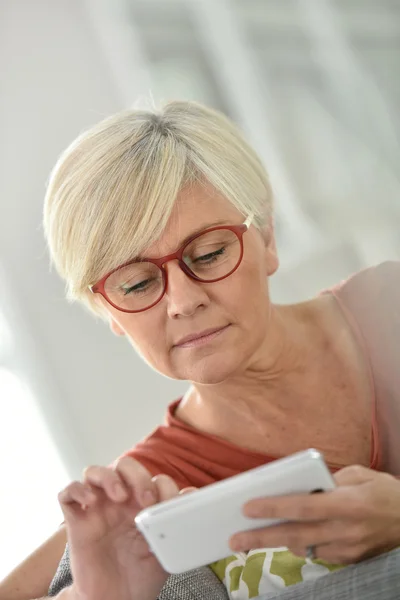 Mujer websurf en el teléfono inteligente — Foto de Stock