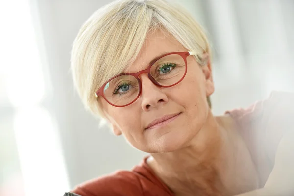 Mujer mayor con anteojos puestos — Foto de Stock