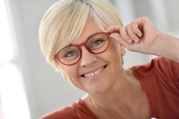 Senior vrouw met bril op — Stockfoto