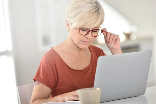 Kvinna i hemmet använder laptop — Stockfoto