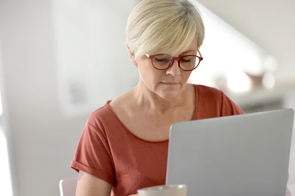 Mulher em casa usando laptop — Fotografia de Stock