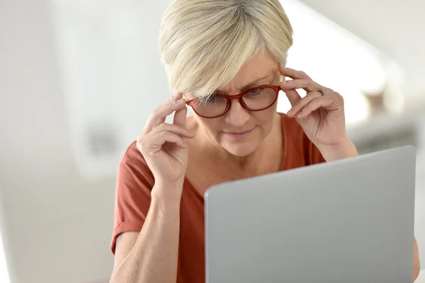 Vrouw thuis met behulp van laptop — Stockfoto