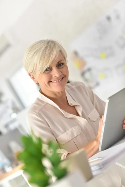Старшая деловая женщина работает на планшете — стоковое фото
