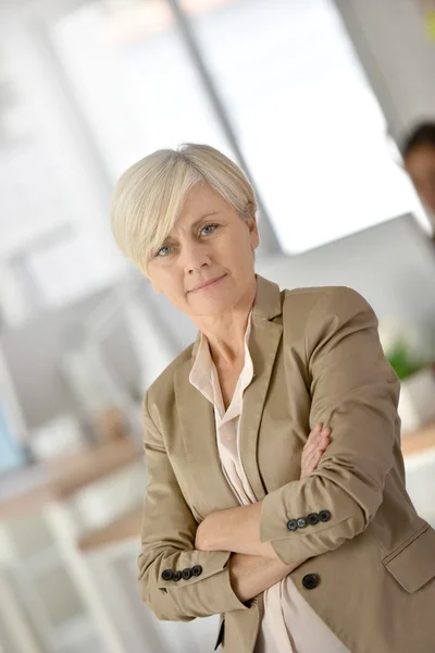 Senior businesswoman with arms crossed — Stock Photo, Image