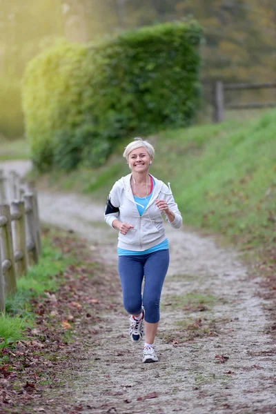 Äldre kvinna jogging — Stockfoto