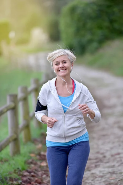 Donna anziana jogging — Foto Stock