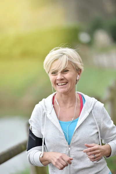 Äldre kvinna jogging — Stockfoto