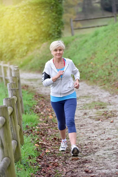 Äldre kvinna jogging — Stockfoto