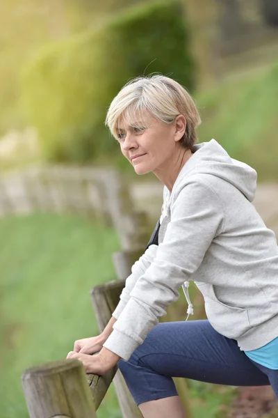 Frau dehnt sich nach dem Sport — Stockfoto