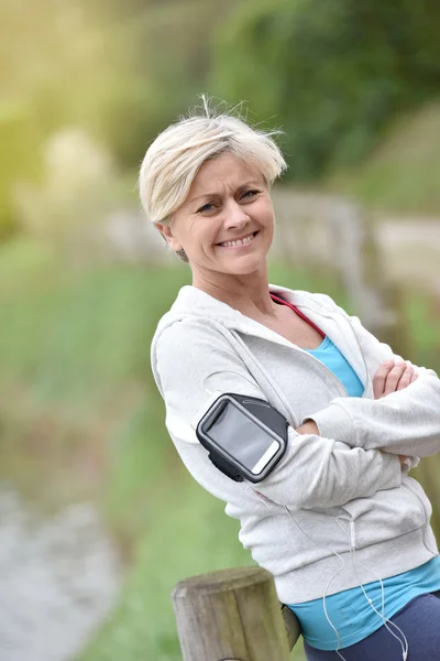 Seniorin lehnt sich an — Stockfoto