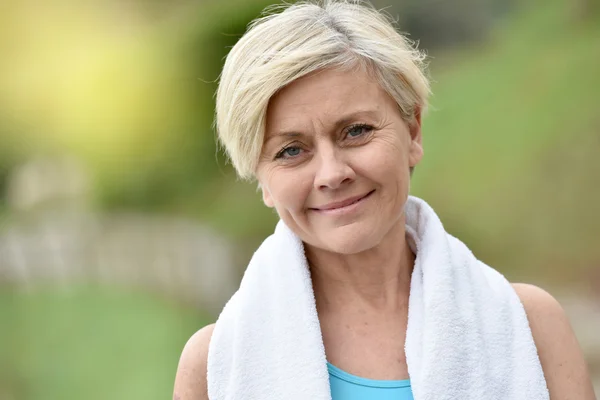 Woman with towel around neck — Stock Photo, Image