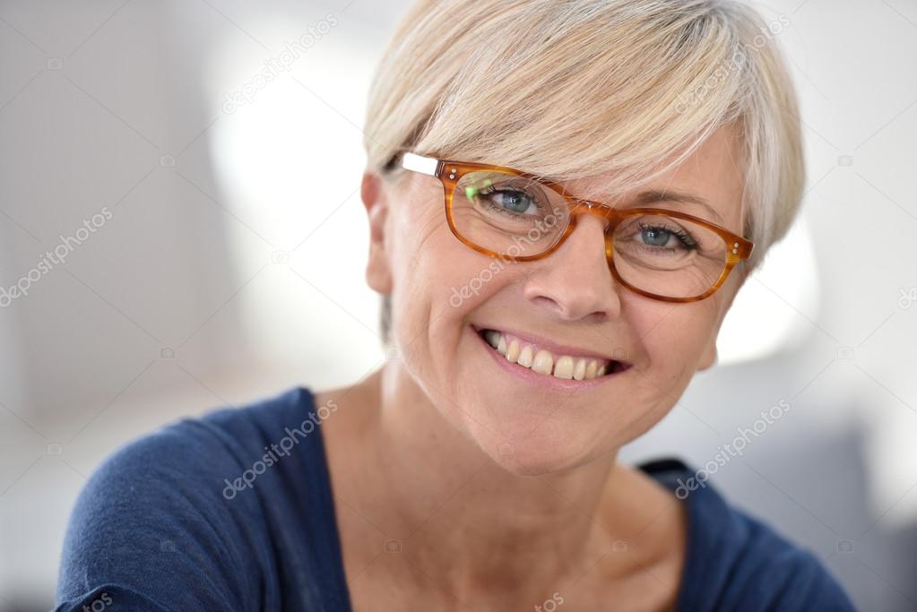 Oma mit brille