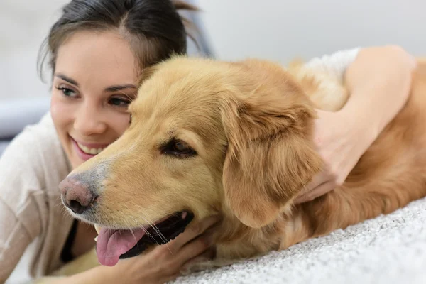 Žena cuddlin roztomilý pes — Stock fotografie