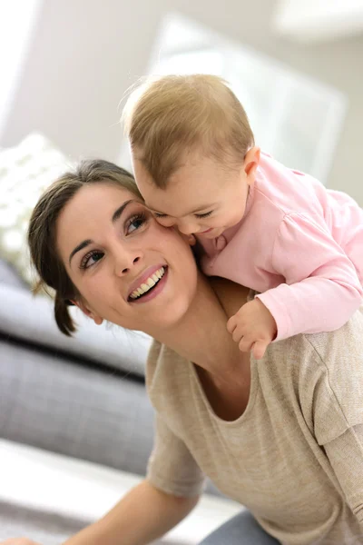 Bayi perempuan tertawa — Stok Foto