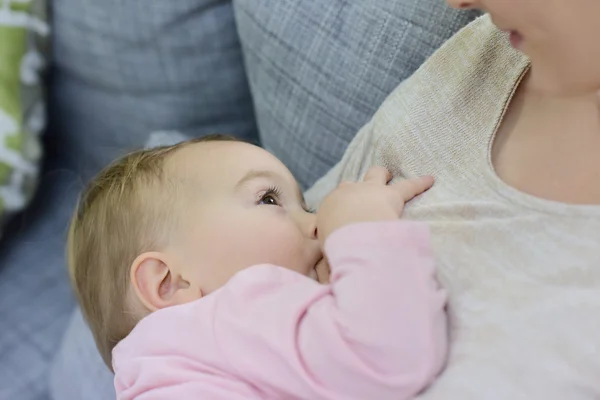 Ibu memberi makan bayi perempuan — Stok Foto