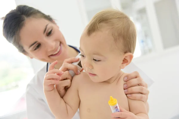 Kinderarts nemen temperatuur — Stockfoto