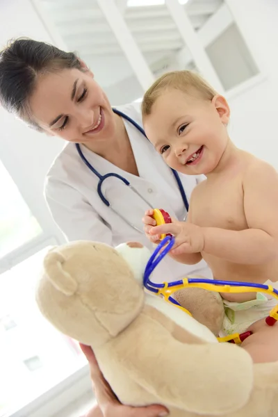 Bebé en el consultorio del médico jugando — Foto de Stock