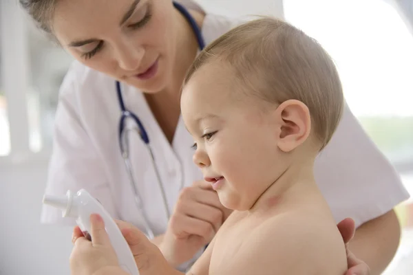 Menina no consultório médico — Fotografia de Stock