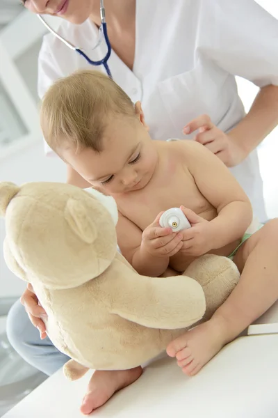 Bebé en el consultorio del médico — Foto de Stock