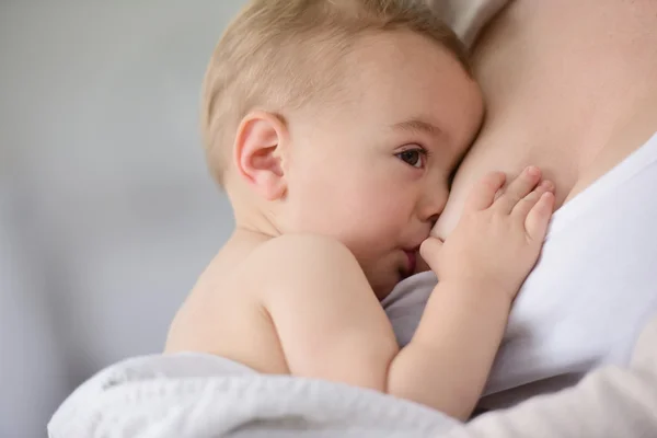 Mãe alimentando bebê menina — Fotografia de Stock