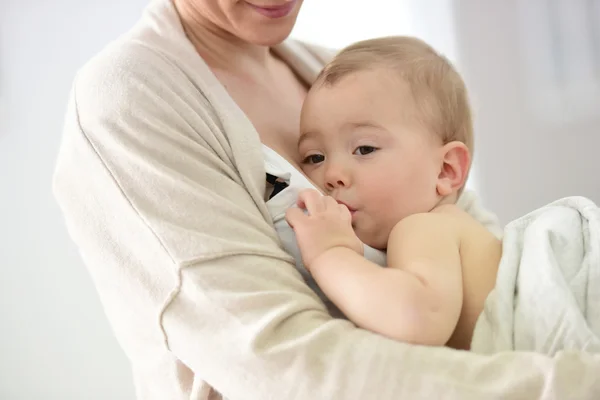 Mãe alimentando bebê menina — Fotografia de Stock