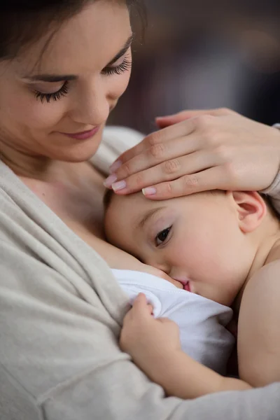 Mãe alimentando bebê menina — Fotografia de Stock