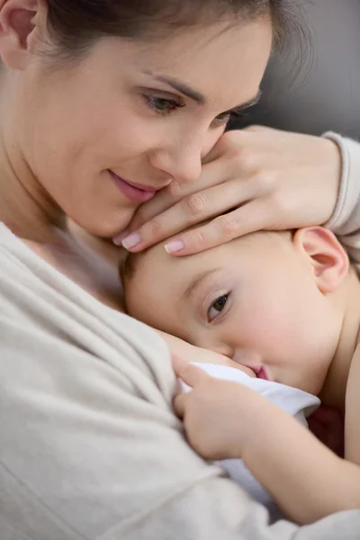 Ibu memberi makan bayi perempuan — Stok Foto